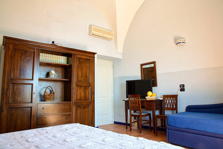 http://www.amalfivillarina.it/wp-content/uploads/2017/06/Villa_Rina_Country_House_Amalfi_Coast_Room_Amalfi_03.jpg