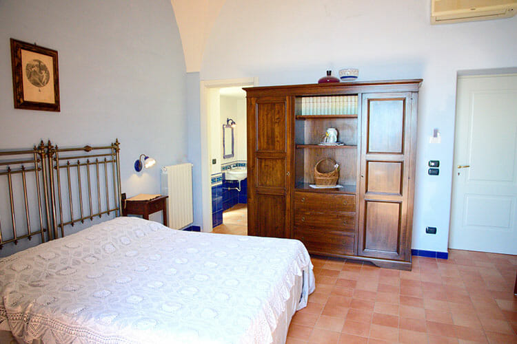 http://www.amalfivillarina.it/wp-content/uploads/2017/06/Villa_Rina_Country_House_Amalfi_Coast_Room_Amalfi_07.jpg
