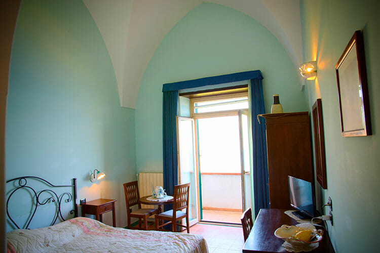 http://www.amalfivillarina.it/wp-content/uploads/2017/06/Villa_Rina_Country_House_Amalfi_Coast_Room_Atrani_03.jpg