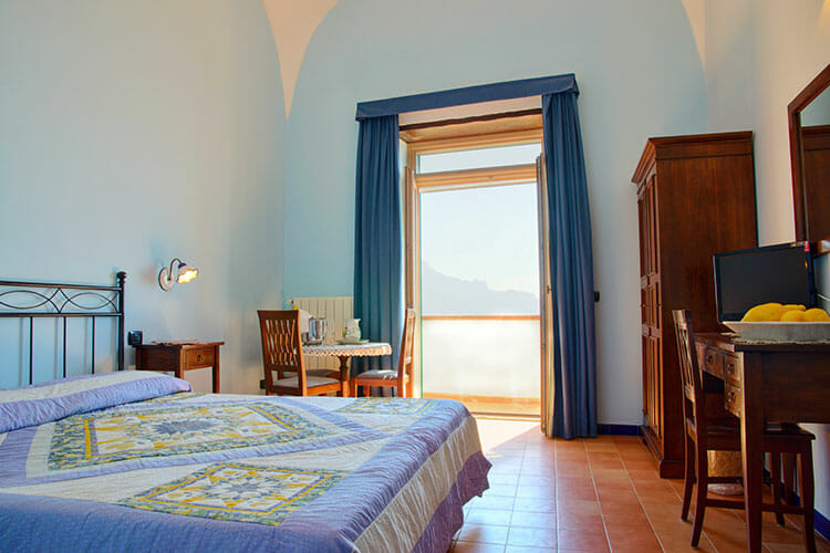 http://www.amalfivillarina.it/wp-content/uploads/2017/06/Villa_Rina_Country_House_Amalfi_Coast_Room_Positano_01.jpg